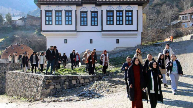 Üniversite öğrencileri tarihi Süleymaniye mahallesini keşfetti