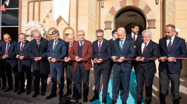 Yaklaşık 2 bin 500 eserin sergilendiği Selçuk Üniversitesi Müzesi açıldı