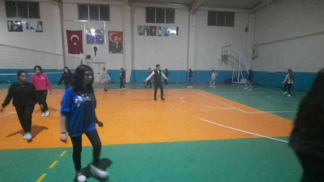 Yatılı okul öğrencilerine halk oyunları kursu açıldı