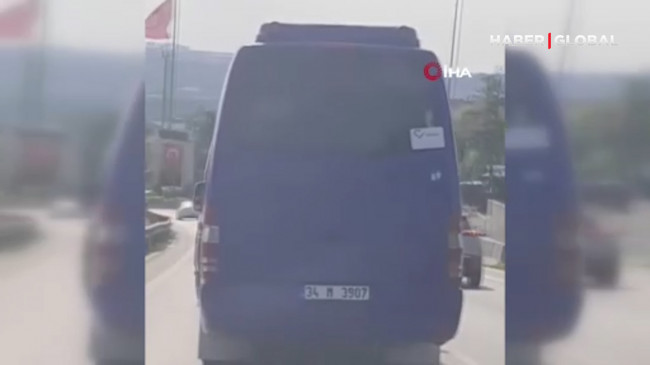 E-5 Karayolu’nda tehlikeli şerit değiştiren minibüs sürücüsü kamerada