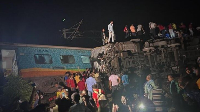 Hindistan’da feci tren kazası! Çok sayıda ölü ve yaralı var