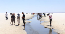 Tuz Gölü’nde yürüme turizmi sahilleri aratmıyor