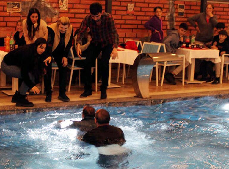 Mustafa Keser depremzedelere moral gecesinde havuza düştü