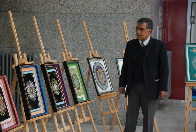 Emekli okul müdürü tablolarını bağışladı