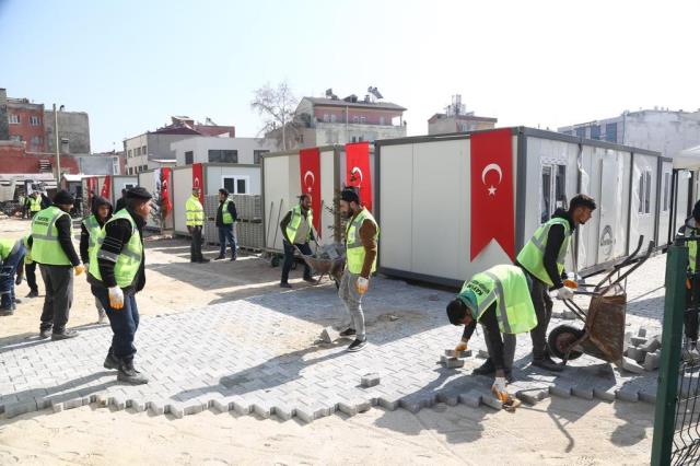 Kayseri Büyükşehir Belediyesi'nden bir ilk! Depremden etkilenen Elbistan'da 48 saatte konteyner çarşı kuruldu