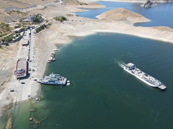 Tunceli Pertek'te feribot iskelesindeki araç kuyruğu 2 kilometreyi aştı -9