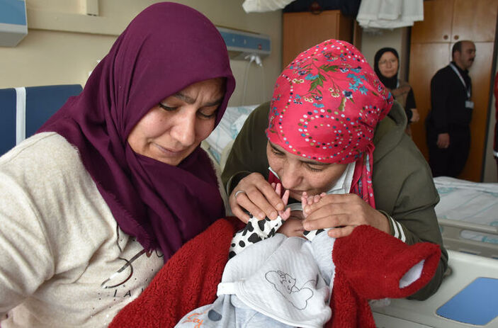 Kahramanmaraş'ta enkazdan çıkarılan anne ve bebeği 21 gün sonra buluştu