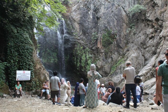 Bursa'daki şelale turistlerin ilgi odağı oldu