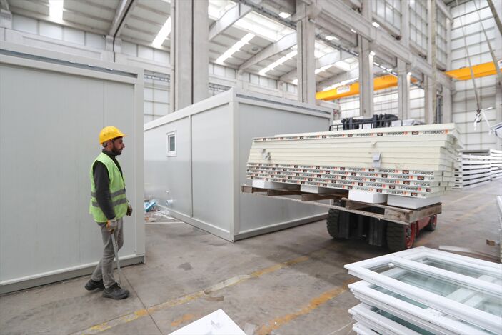 Sanayiciler deprem bölgesine konteyner yetiştirme telaşında