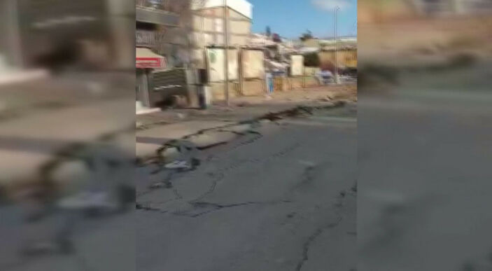 Depremde yolun yarılma anı güvenlik kamerasında #4