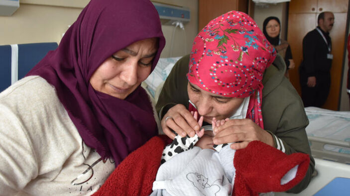 Kahramanmaraş'ta enkazdan çıkarılan anne ve bebeği 21 gün sonra buluştu