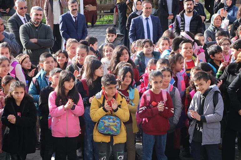 Depremden sonra ilk ders zili çaldı