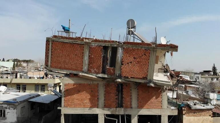 Depremin yıktığı binada ilginç görüntüler... Ara kat yıkıldı, en üst kat döndü