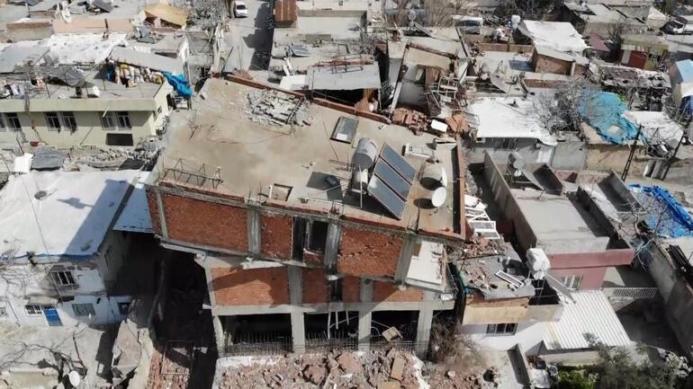 Depremin yıktığı binada ilginç görüntüler... Ara kat yıkıldı, en üst kat döndü