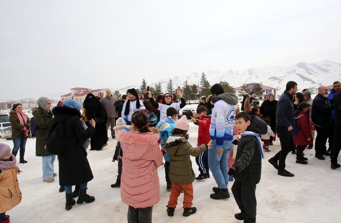 Bitlis'te depremzedeler kayak yaparak eğlendi