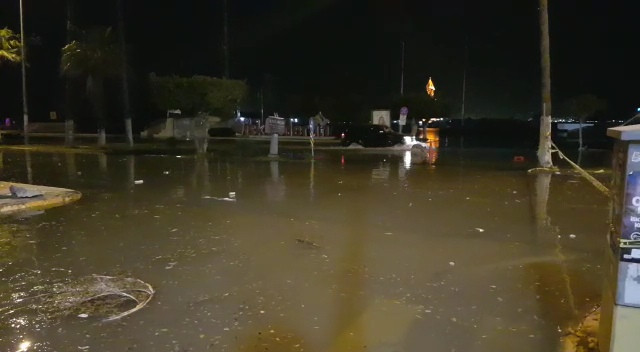 İskenderun'da deniz yükseldi, sahil yolu su altında kaldı! - Resim : 3