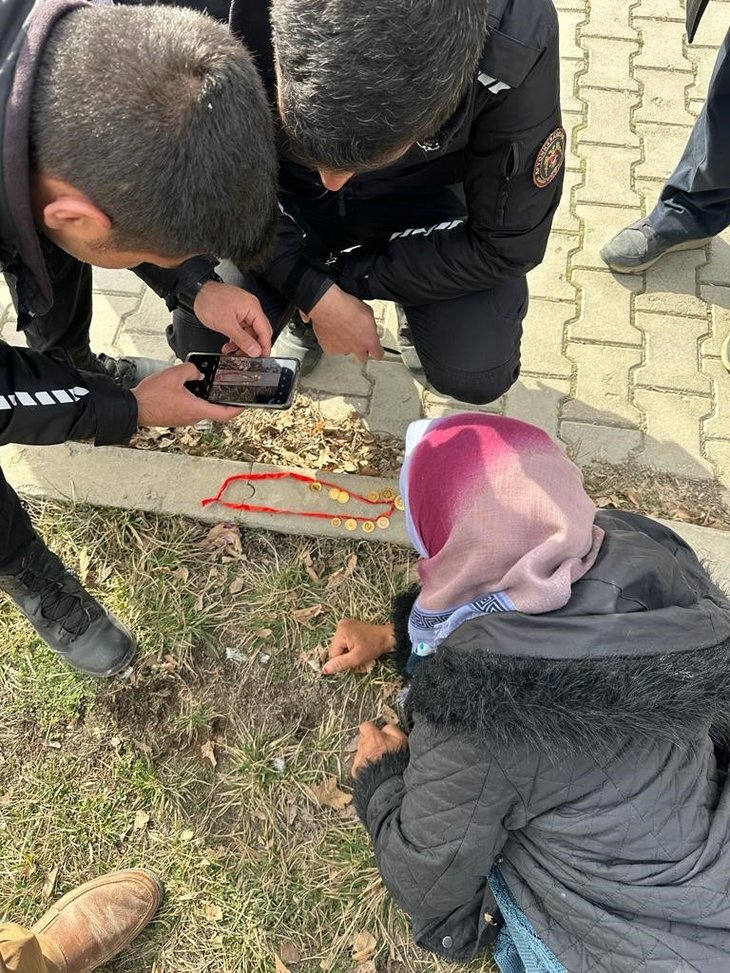 Enkazda altınları bulundu, sevinçle koşarken bayıldı