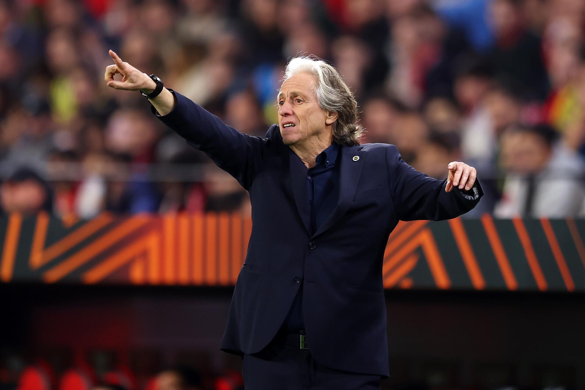 SEVILLE, SPAIN - MARCH 09: Jorge Jesus, Head Coach of Fenerbahce, gives the team instructions during the UEFA Europa League round of 16 leg one match between Sevilla FC and Fenerbahce at Estadio Ramon Sanchez Pizjuan on March 09, 2023 in Seville, Spain. (Photo by Fran Santiago/Getty Images)