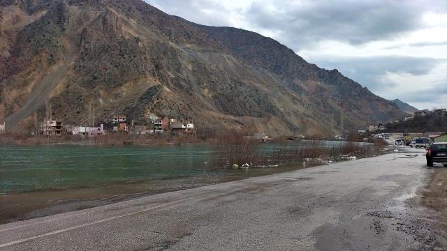 Yusufeli Baraj gölünün suları ilçe merkezine ulaştı