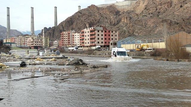 Yusufeli Baraj gölünün suları ilçe merkezine ulaştı