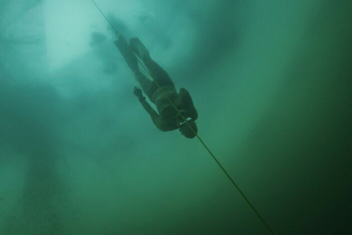 Çek serbest dalgıç dünya rekoru kırdı: Tek nefeste 52,1 metreye daldı