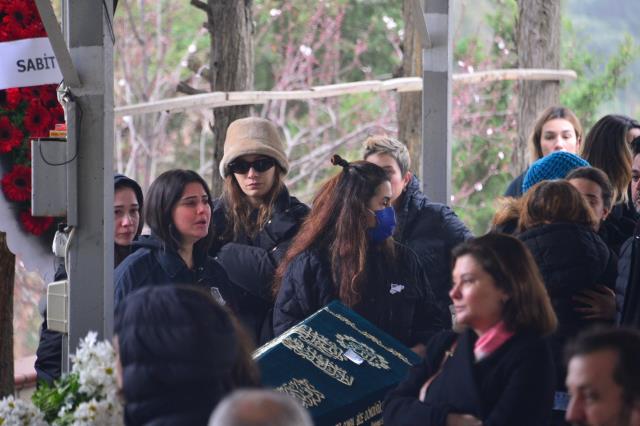 Babaya son veda' Oyuncu Helin Kandemir cenaze töreninde gözyaşlarına boğuldu