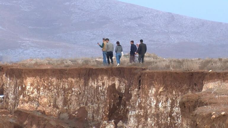 Deprem nedeniyle arazide dev yarıklar oluştu