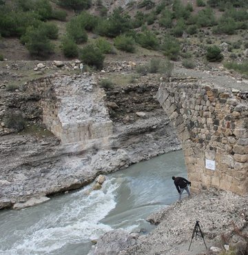 Adıyaman’ın Tut ilçesinde bulunan tarihi Vicina Köprüsü, Kahramanmaraş merkezli depremlerde yıkıldı