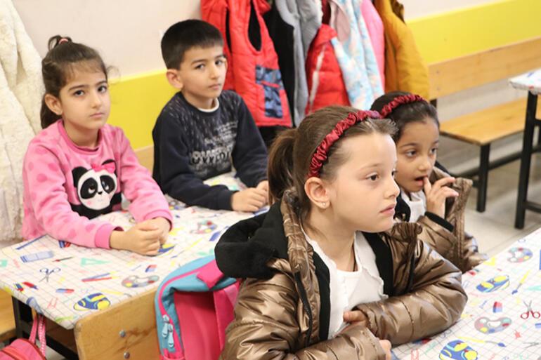 Depremden sonra ilk ders zili çaldı