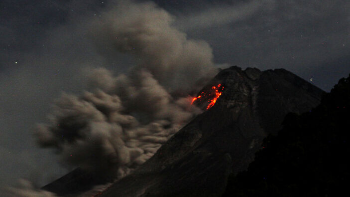 Endonezya'da Merapi yanardağında hareketlilik sürüyor