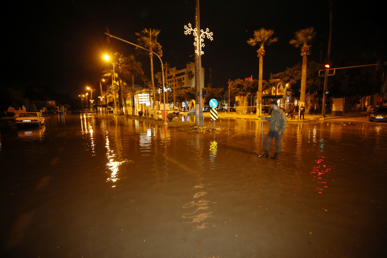 İskenderun'da deniz yükseldi, sahil yolu su altında kaldı! - Resim : 1