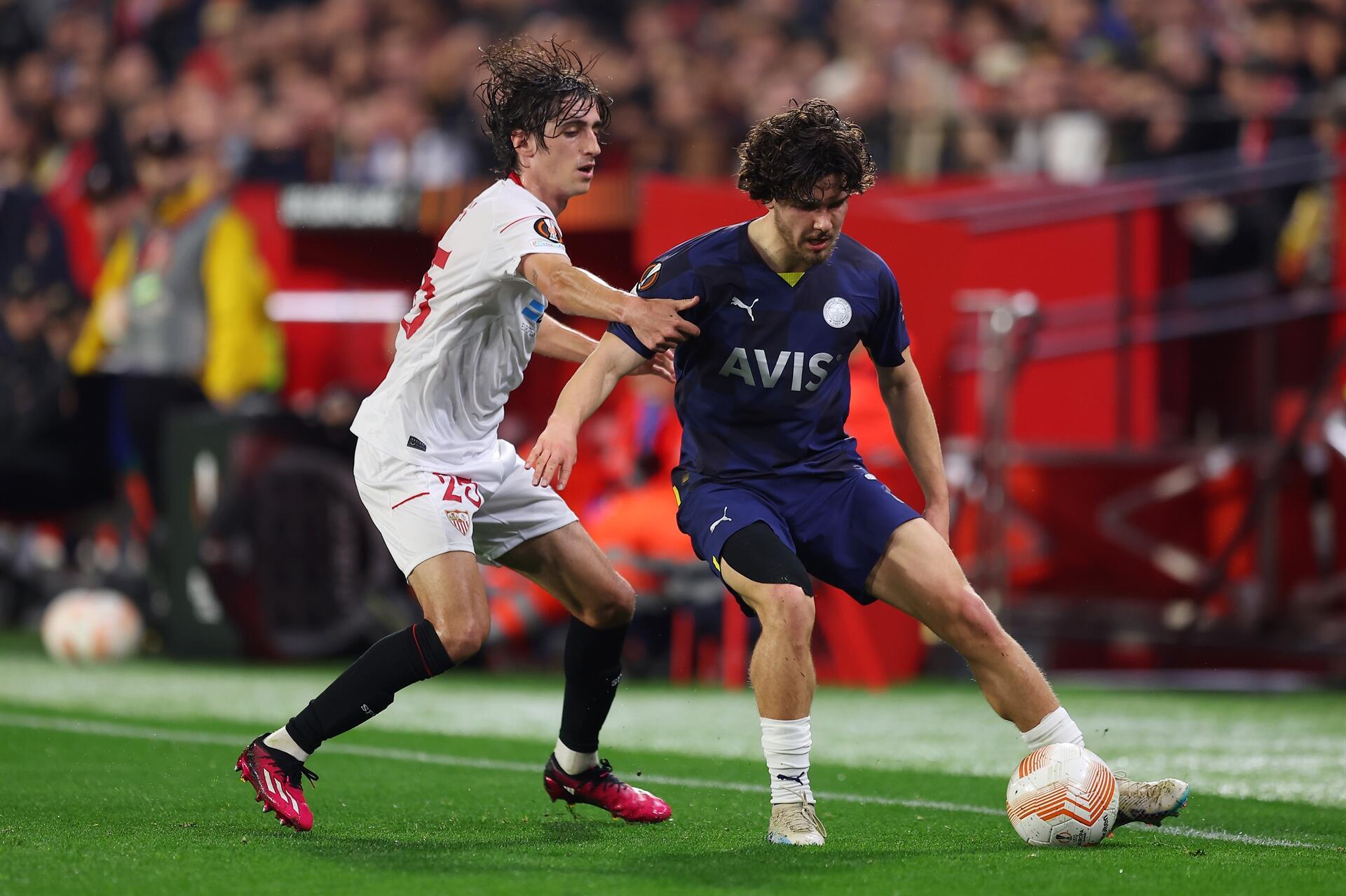 SEVILLE, SPAIN - MARCH 09: Ferdi KadÄ±oglu of Fenerbahce is challenged by Bryan Gil of Sevilla FC during the UEFA Europa League round of 16 leg one match between Sevilla FC and Fenerbahce at Estadio Ramon Sanchez Pizjuan on March 09, 2023 in Seville, Spain. (Photo by Fran Santiago/Getty Images)