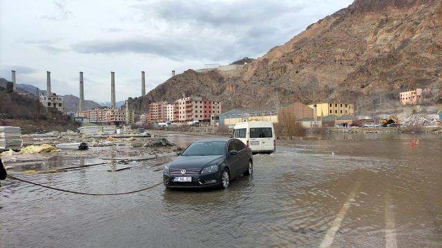 Yusufeli Baraj gölünün suları ilçe merkezine ulaştı