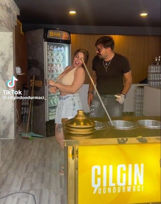 ÇILGIN DONDURMACI'NIN MİNİ ETEKLİ MÜŞTERİSİYLE DANSI 4